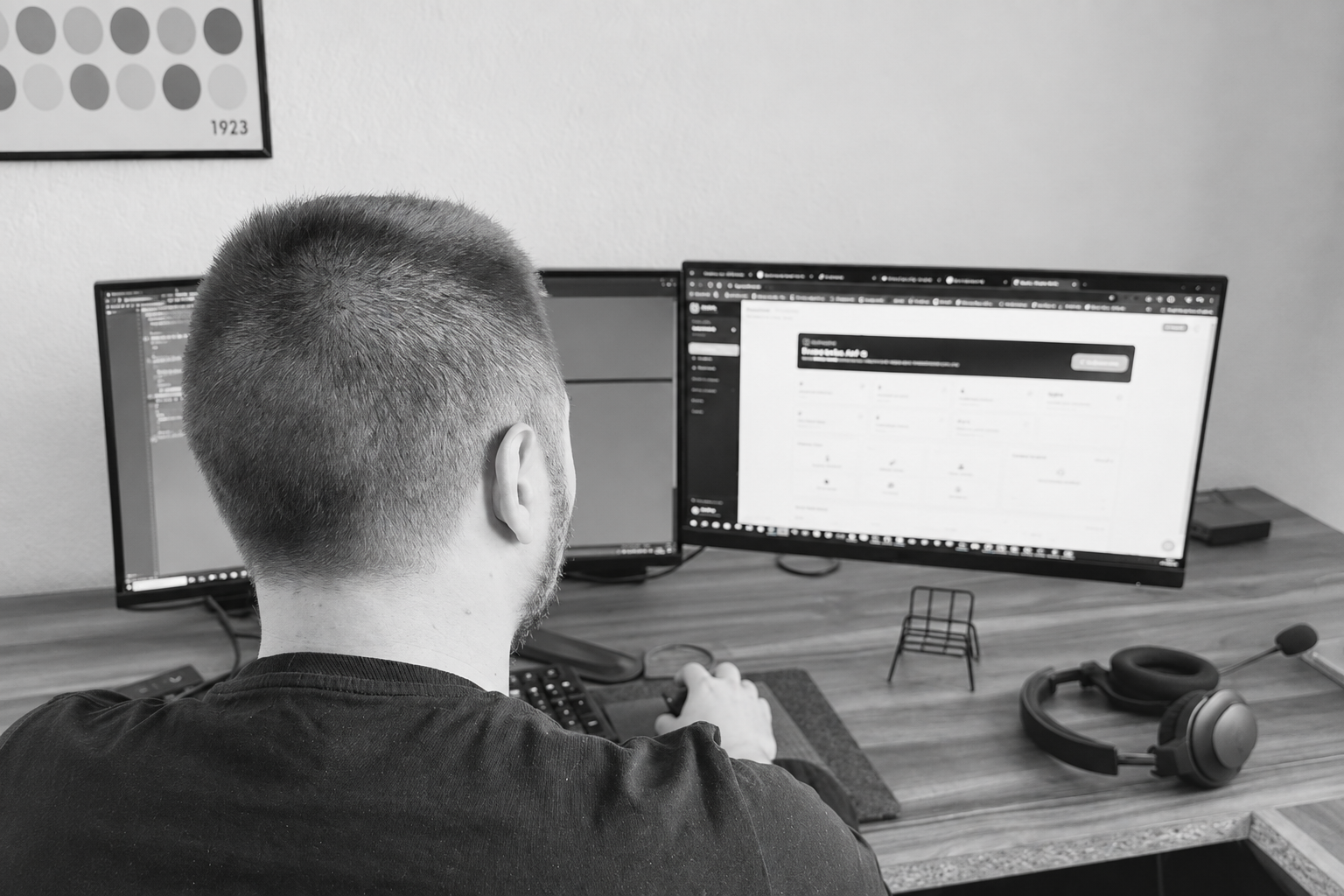 Joel Font treballant en un projecte de software a mida al seu estudi de Girona